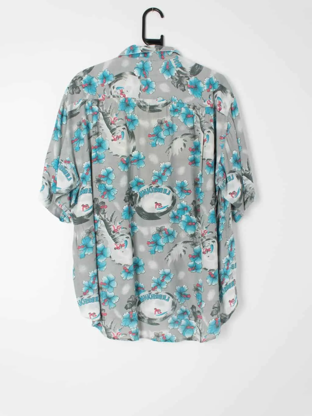 Mens Vintage 90s grey Hawaiian shirt with blue and red flowers and surfers in barrel wave – XL / 2XL